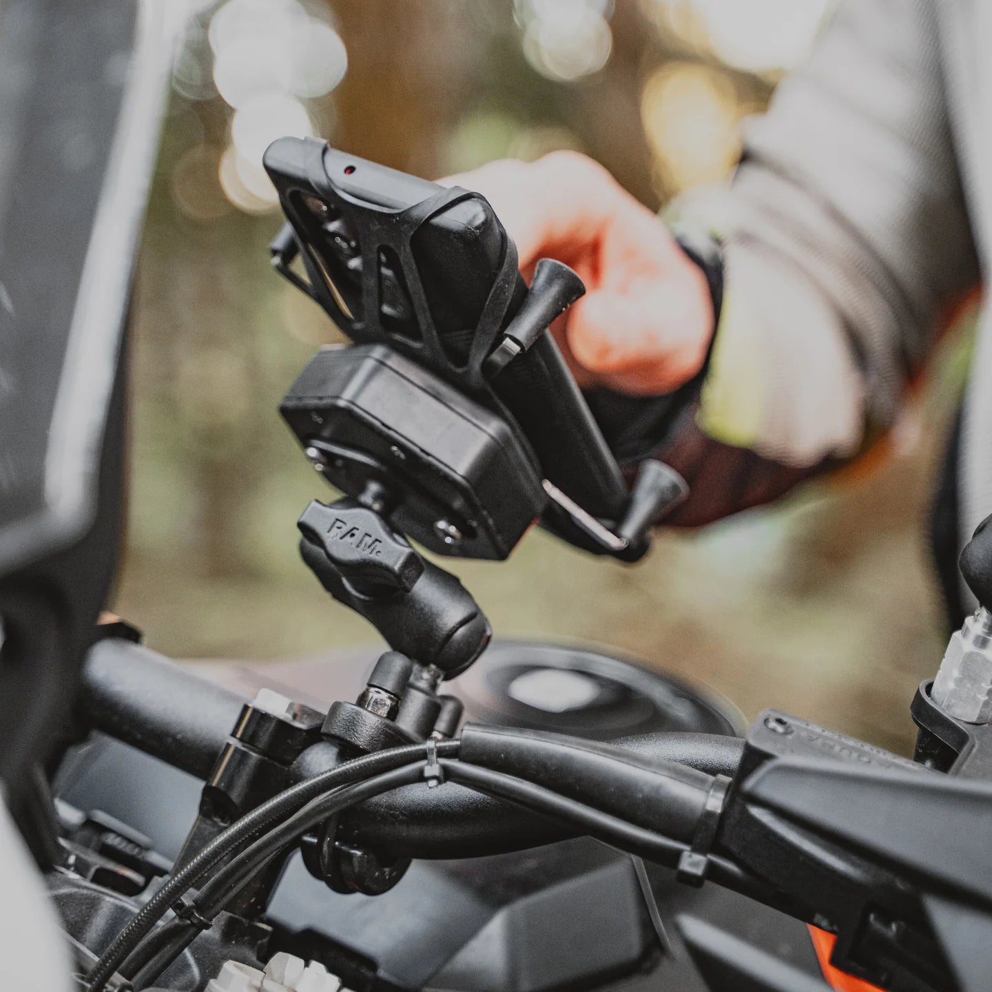 RAM® X-Grip® Large Phone Mount with Vibe-Safe™ & U-Bolt Base - Short - RAM-B-149Z-A-UN10-462