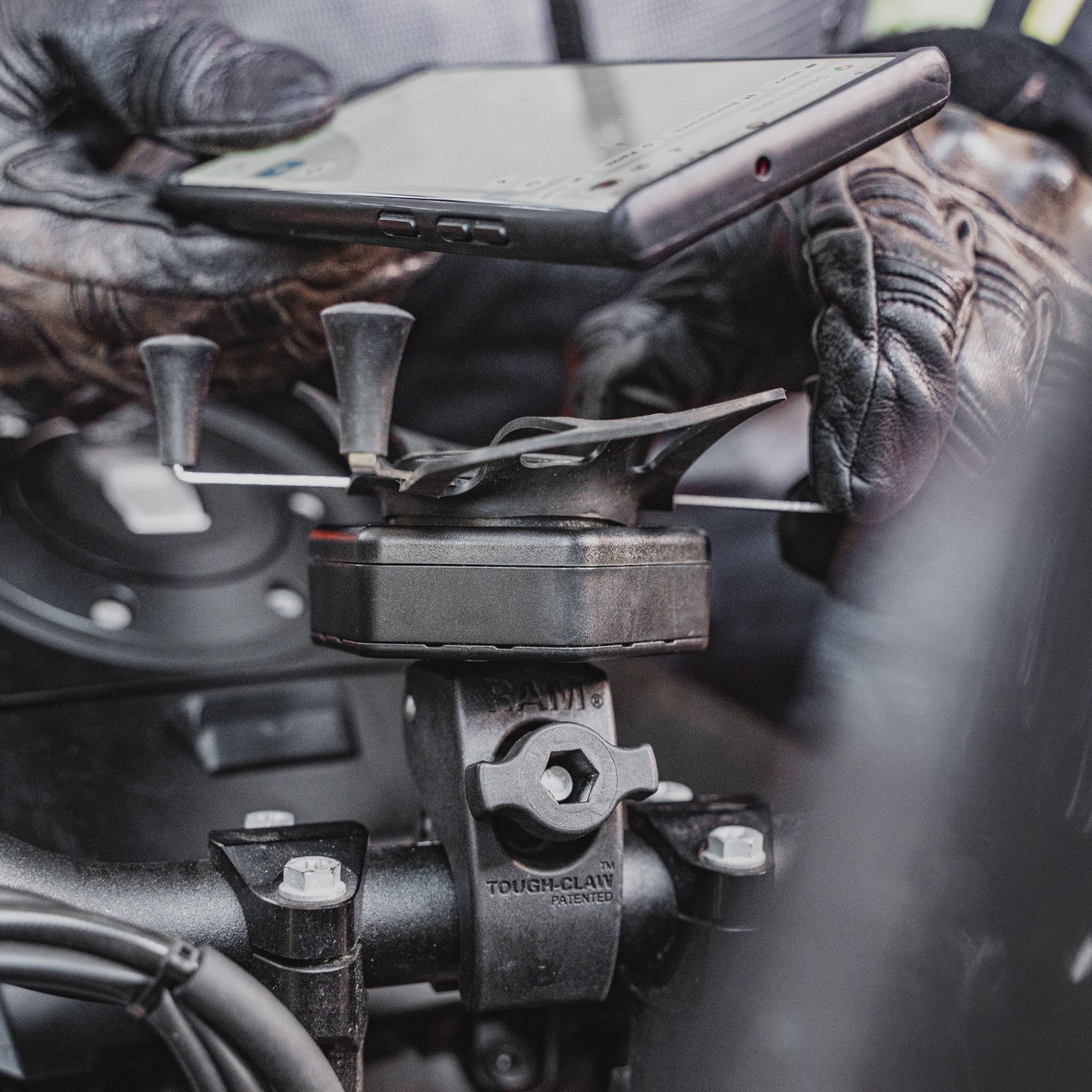 RAM® X-Grip® Large Phone Mount with Vibe-Safe™ & Small Tough-Claw™ - RAM-HOL-UN10-462-400